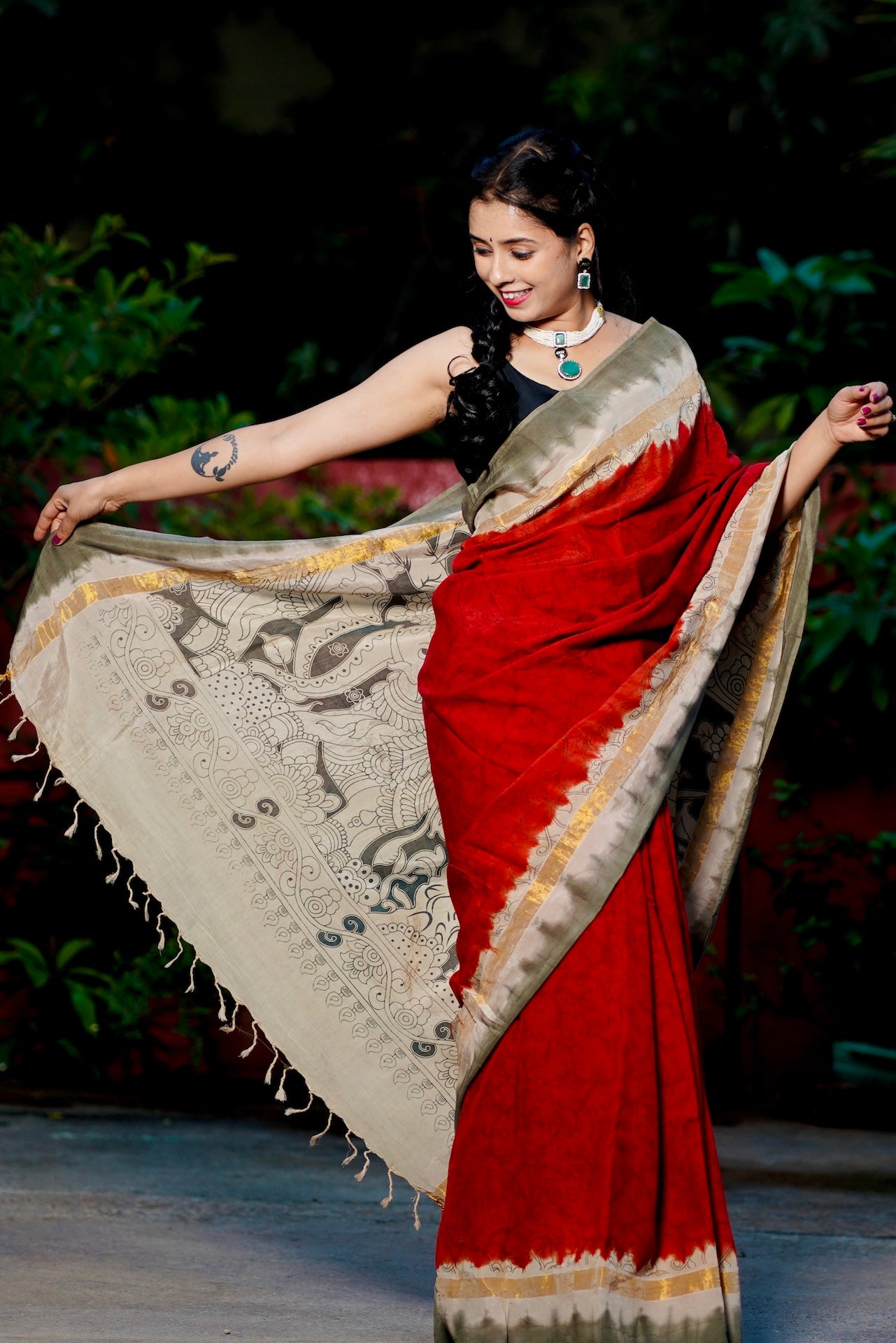 Kalamkari Outlined Print Border Dyed Saree